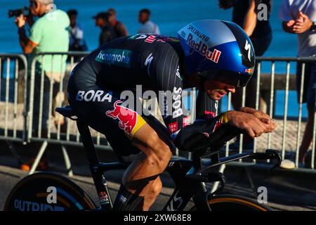 Oeiras, Portogallo. 17 agosto 2024. Primoz Roglic della Slovenia dal Team Red Bull Bora - hansgrohe sprinta durante la 79a la Vuelta Ciclista a Espana 2024, tappa 1 una prova individuale a cronometro da Lisbona a Oeiras. (Foto di Miguel Reis/SOPA Images/Sipa USA) credito: SIPA USA/Alamy Live News Foto Stock