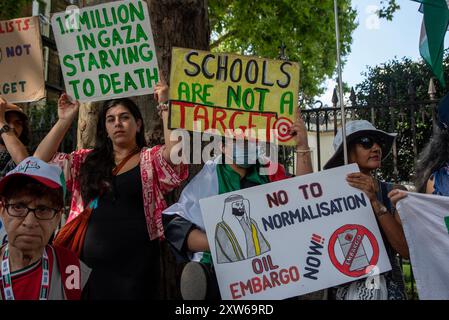 Londra, Inghilterra, Regno Unito. 17 agosto 2024. Gli attivisti palestinesi e i loro alleati hanno manifestato al di fuori dell'ambasciata reale dell'Arabia Saudita a causa della delegazione dei leader del Golfo e del ministro degli Esteri saudita sono nel Regno Unito per discutere la normalizzazione con Israele. I manifestanti hanno chiesto l'embargo petrolifero sull'Arabia Saudita. (Immagine di credito: © Krisztian Elek/ZUMA Press Wire) SOLO PER USO EDITORIALE! Non per USO commerciale! Foto Stock
