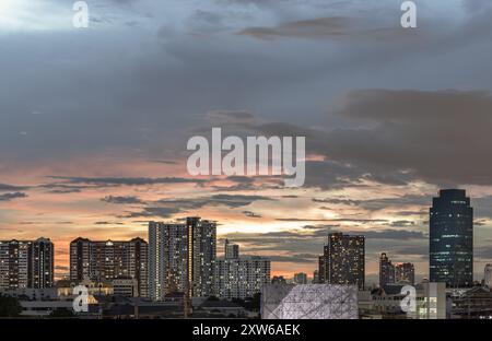 Bangkok, Tailandia - 15 agosto 2024 - Vista notturna della citta' del cielo spettacolare sulla grande metropolitana dopo il tramonto. Stupendo allo skyline al crepuscolo dell'autobus di bangkok Foto Stock