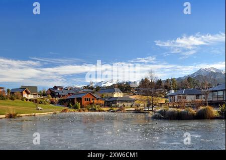 Hanmer Springs - famoso centro termale turistico villaggio di montagna e lago ghiacciato nel mezzo dell'inverno, Nuova Zelanda. Copia dello spazio disponibile. Foto Stock