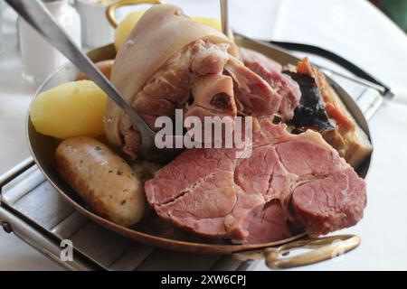 Cucina alsaziana: choucroute garnie a Parigi, Francia Foto Stock