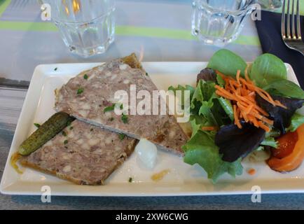 Cucina francese: Terrina e insalata in un ristorante a Mont Saint-Michel, Francia Foto Stock