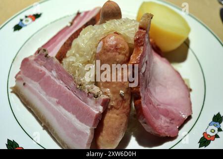 Cucina alsaziana: choucroute garnie a Colmar, Francia Foto Stock