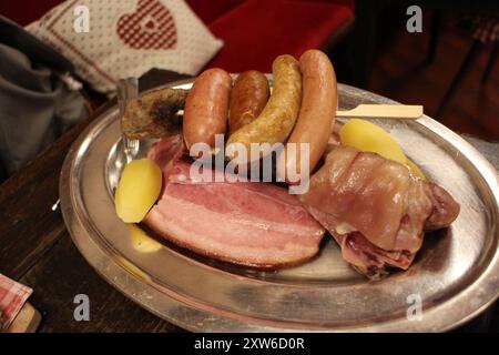 Cucina alsaziana: choucroute garnie a Kaysersberg, Francia Foto Stock