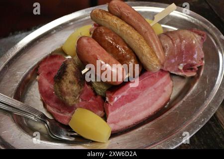 Cucina alsaziana: choucroute garnie a Kaysersberg, Francia Foto Stock