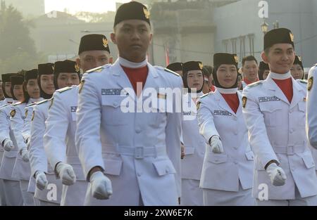 Bogor, Giava Occidentale, Indonesia. 18 agosto 2024. Il personale in uniforme prende parte ad una sfilata di eventi in occasione della celebrazione del 79° giorno dell'indipendenza indonesiana a Bogor, Giava occidentale. (Credit Image: © Adriana Adie/ZUMA Press Wire) SOLO PER USO EDITORIALE! Non per USO commerciale! Foto Stock