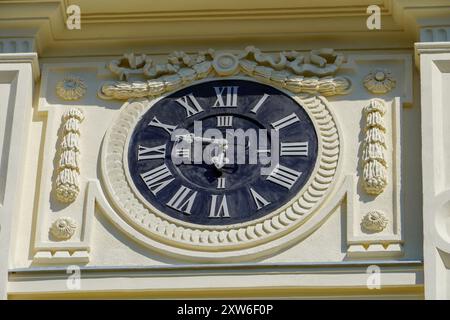 Vecchio orologio sulla torre centrale della piazza della città Foto Stock