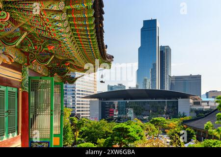 Tetto colorato del Tempio di Bongeunsa e dei grattacieli a Seoul Foto Stock