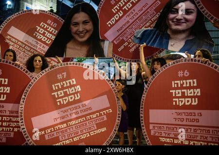 Israele. 17 agosto 2024. Gli israeliani hanno manifestato con le famiglie degli ostaggi contro il primo ministro Benjamin Netanyahu, chiedendo un accordo immediato con gli ostaggi e il cessate il fuoco - mentre si svolgono i negoziati per il cessate il fuoco a Gaza. Tel Aviv, Israele. 17 agosto 2024. (Matan Golan/Sipa USA). Crediti: SIPA USA/Alamy Live News Foto Stock
