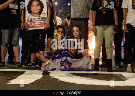 Israele. 17 agosto 2024. Gli israeliani hanno manifestato con le famiglie degli ostaggi contro il primo ministro Benjamin Netanyahu, chiedendo un accordo immediato con gli ostaggi e il cessate il fuoco - mentre si svolgono i negoziati per il cessate il fuoco a Gaza. Tel Aviv, Israele. 17 agosto 2024. (Matan Golan/Sipa USA). Crediti: SIPA USA/Alamy Live News Foto Stock