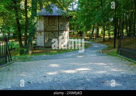 Una splendida vista di una piccola casa in legno circondata dal verde vicino al lago Foto Stock