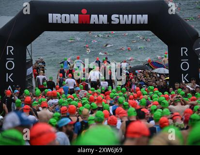 Langen, Germania. 18 agosto 2024. Triathlon: Campionato europeo, Ironman (3,86 km di nuoto, 180 km di bici, 42, 195 km di corsa), uomini. Gli atleti della fascia d'età iniziano a Langener Waldsee per il nuoto. Credito: Arne Dedert/dpa/Alamy Live News credito: dpa Picture Alliance/Alamy Live News Foto Stock