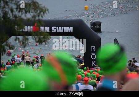 Langen, Germania. 18 agosto 2024. Triathlon: Campionato europeo, Ironman (3,86 km di nuoto, 180 km di bici, 42, 195 km di corsa), uomini. Gli atleti della fascia d'età iniziano a Langener Waldsee per il nuoto. Credito: Arne Dedert/dpa/Alamy Live News credito: dpa Picture Alliance/Alamy Live News Foto Stock