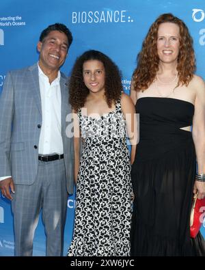 Oscar Nunez, August luce Nunez, Ursula Whittaker agli arrivi per Oceana S Seachange Summer Party, residenza privata, Laguna Beach, CA, 17 agosto, 2024. foto di: Priscilla Grant/Everett Collection Foto Stock