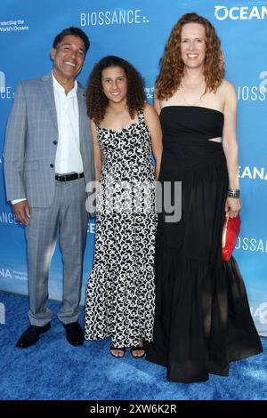 Oscar Nunez, August luce Nunez, Ursula Whittaker agli arrivi per Oceana S Seachange Summer Party, residenza privata, Laguna Beach, CA, 17 agosto, 2024. foto di: Priscilla Grant/Everett Collection Foto Stock