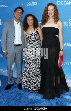 Oscar Nunez, August luce Nunez, Ursula Whittaker agli arrivi per Oceana S Seachange Summer Party, residenza privata, Laguna Beach, CA, 17 agosto, 2024. foto di: Priscilla Grant/Everett Collection Foto Stock