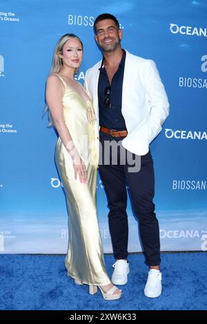 Rachel Recchia, Blake Moynes agli arrivi per il Seachange Summer Party di Oceana, residenza privata, Laguna Beach, CA, 17 agosto, 2024. foto di: Priscilla Grant/Everett Collection Foto Stock