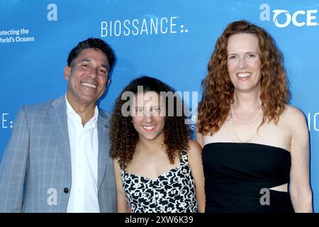 Oscar Nunez, August luce Nunez, Ursula Whittaker agli arrivi per Oceana S Seachange Summer Party, residenza privata, Laguna Beach, CA, 17 agosto, 2024. foto di: Priscilla Grant/Everett Collection Foto Stock