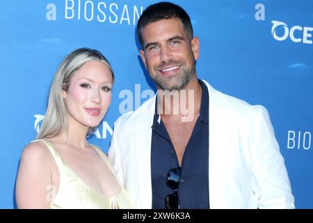 Rachel Recchia, Blake Moynes agli arrivi per il Seachange Summer Party di Oceana, residenza privata, Laguna Beach, CA, 17 agosto, 2024. foto di: Priscilla Grant/Everett Collection Foto Stock