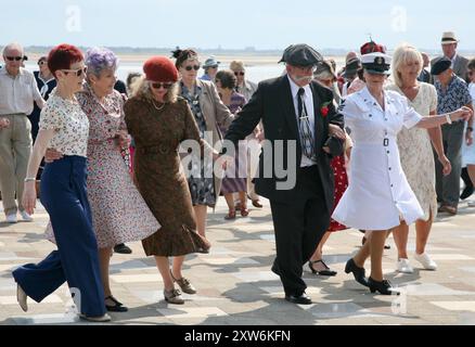 Persone che si divertono nel weekend di guerra degli anni '1940, Lytham St Annes, Lancashire, Regno Unito, Europa Foto Stock