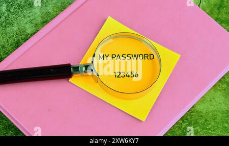 Concetto di password semplice. La mia password 123456 è scritta su un adesivo giallo attraverso una lente di ingrandimento Foto Stock