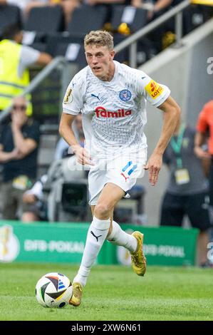 Aquisgrana, Germania. 17 agosto 2024. Alexander Bernhardsson (Holstein Kiel, n. 11). Aquisgrana, calcio DFB Cup/1° turno, primo turno, Alemannia Aquisgrana - Holstein Kiel, 17 agosto 2024, Tivoli, Aquisgrana. #Le normative DFB vietano qualsiasi uso di fotografie come sequenze di immagini e/o quasi-video # credito: dpa/Alamy Live News Foto Stock