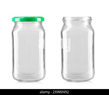 Due vasetti di vetro vuoti, uno con coperchio, uno senza. Isolato su sfondo bianco. Il file contiene il percorso di ritaglio Foto Stock