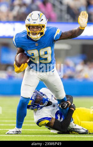 Los Angeles, Stati Uniti. 17 agosto 2024. Il wide receiver dei Los Angeles Chargers Jaylen Johnson (IN ALTO) viene placcato dal defensive back dei Los Angeles Rams Shaun Jolly (in basso) durante una partita di football NFL pre-season al SoFi Stadium. NFL 2024: Rams 13:9 Chargers. Credito: SOPA Images Limited/Alamy Live News Foto Stock