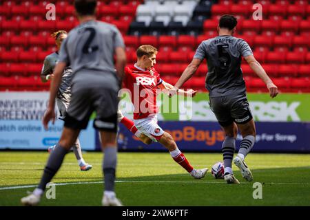 Londra, Regno Unito. 17 agosto 2024. Greg Docherty (10) di Charlton Athletic che ha scattato un tiro durante la partita di Charlton Athletic FC contro Leyton Orient FC Sky bet EFL League 1 al Valley, Londra, Inghilterra, Regno Unito il 17 agosto 2024 Credit: Every Second Media/Alamy Live News Foto Stock