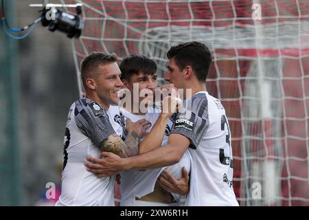 Cracovia, Polonia. 11 agosto 2024. I giocatori del Puszcza Niepolomice festeggiano dopo aver segnato un gol durante la partita di calcio PKO BP Ekstraklasa 2024/2025 tra Puszcza Niepolomice e Legia Warszawa allo stadio Cracovia. Punteggio finale; Puszcza Niepolomice 2:2 Legia Warszwa. (Foto di Grzegorz Wajda/SOPA Images/Sipa USA) credito: SIPA USA/Alamy Live News Foto Stock