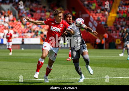 Londra, Regno Unito. 17 agosto 2024. Zech Obiero (29) di Leyton Orient e Greg Docherty (10) di Charlton Athletic gareggiano per un pallone durante la partita tra Charlton Athletic FC e Leyton Orient FC Sky bet EFL League 1 a The Valley, Londra, Inghilterra, Regno Unito il 17 agosto 2024 Credit: Every Second Media/Alamy Live News Foto Stock