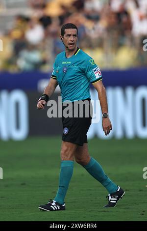 Giovanni Ayroldi (arbitro) durante la partita italiana di serie A tra Parma 1-1 Fiorentina allo Stadio Ennio Tardini il 17 agosto 2024 a Parma. Crediti: Maurizio Borsari/AFLO/Alamy Live News Foto Stock