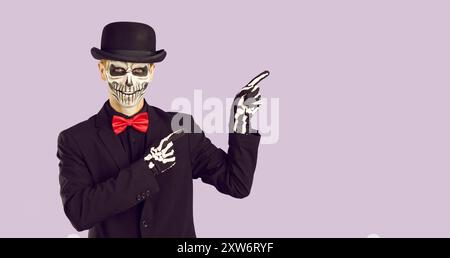 L'uomo zombie che punta su consiglia il personale nello spazio per le copie. Foto Stock