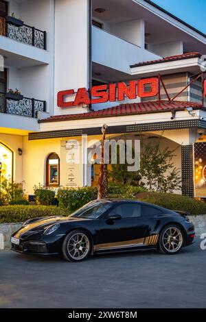 Marina Dinevi, Sveti Vlas, Burgas, Bulgaria - 17 agosto 2024, Black Porsche 911 Turbo S parcheggiata di fronte ad un casinò Foto Stock