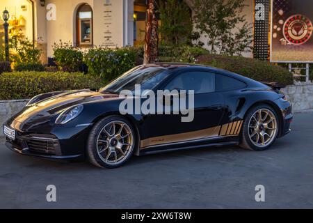 Marina Dinevi, Sveti Vlas, Burgas, Bulgaria - 17 agosto 2024, Black Porsche 911 Turbo S parcheggiata di fronte ad un casinò Foto Stock