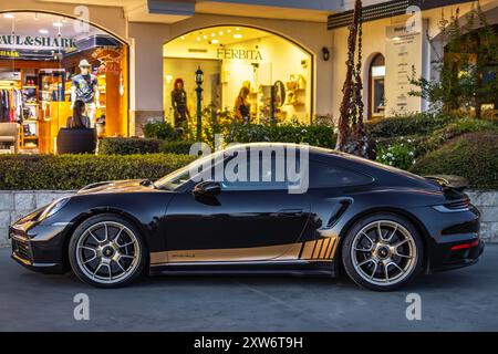 Marina Dinevi, Sveti Vlas, Burgas, Bulgaria - 17 agosto 2024, Black Porsche 911 Turbo S parcheggiata di fronte ad un casinò Foto Stock