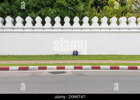 Bangkok, TAILANDIA - 21 giugno 2024: Donne stanche dormono davanti al grande palazzo di bangkok , tailandia Foto Stock