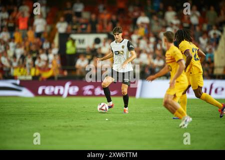 Valencia, Spagna. 17 agosto 2024. Javier Guerra del Valencia CF visto in azione durante la partita tra Valencia CF e FC Barcelona allo stadio Mestalla. Punteggio finale; Valencia CF 1: 2 FC Barcelona. Credito: SOPA Images Limited/Alamy Live News Foto Stock
