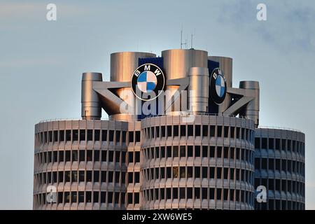 BMW Konzernzentrale mit BMW Logo,Markenemblem,Hochhaus,Doppelkegel, Unternehmenszentrale,BMW Museum,Gebaeude. Zentrale, Aussenaufnhame, Gebaeude, Hochhaus, Autobauer, Auto, Autos, Automobile, Hersteller, Autoindustrie, Premiummarke. *** Sede aziendale BMW con logo BMW, emblema del marchio, grattacielo, doppio cono, sede centrale, museo BMW, sede centrale, edificio, esterno, edificio, grattacielo, produttore di auto, auto, automobili, produttore, industria automobilistica, marchio premium Foto Stock