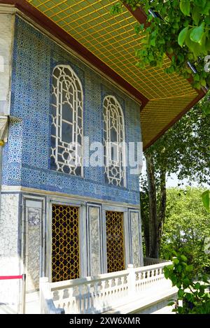 Decorazione sulla facciata del Padiglione di Baghdad, costruito nel quarto cortile del Palazzo Topkapi del Sultano a Istanbul, Turchia Foto Stock