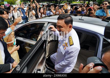 Bangkok, Thailandia. 18 agosto 2024. L'ex primo ministro thailandese Thaksin Shinawatra sale in macchina dopo aver partecipato all'approvazione reale per diventare il 31° primo ministro di sua figlia Paetongtarn Shinawatra presso il quartier generale del partito thailandese Pheu. Credito: SOPA Images Limited/Alamy Live News Foto Stock