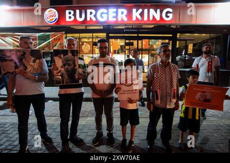 Gaziantep, Turkiye. 16 agosto 2024. Gaziantep, Turkiye. 16 agosto 2024. I manifestanti turchi tengono una protesta fuori dalla filiale Burger King a Gaziantep, nella Turchia meridionale. I partecipanti hanno tenuto striscioni del logo Burger King e del logo Starbucks Coffee House insieme alle bandiere palestinesi e turche e alle immagini di Gaza, mentre hanno chiesto il boicottaggio delle aziende che supportano Israele (Credit Image: © Zakariya Yahya/IMAGESLIVE via ZUMA Press Wire) SOLO PER USO EDITORIALE! Non per USO commerciale! Foto Stock