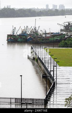 Il fondale tropicale lungo il fiume Sarawak a Kuching, Malesia Foto Stock