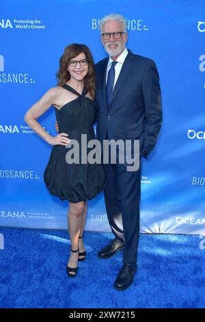 Lisa Loeb e Ted Danson bei der 17. Festa estiva al SeaChangeSummer in einer Privatresidenz. Laguna Beach, 17.08.2024 *** Lisa Loeb e Ted Danson al 17 SeaChangeSummer Party in una residenza privata Laguna Beach, 17 08 2024 foto:xD.xStarbuckx/xFuturexImagex Seachangesummer 4871 Foto Stock