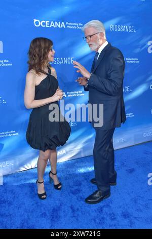 Lisa Loeb e Ted Danson bei der 17. Festa estiva al SeaChangeSummer in einer Privatresidenz. Laguna Beach, 17.08.2024 *** Lisa Loeb e Ted Danson al 17 SeaChangeSummer Party in una residenza privata Laguna Beach, 17 08 2024 foto:xD.xStarbuckx/xFuturexImagex Seachangesummer 4869 Foto Stock
