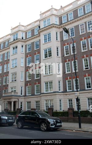 Mansion Block; St John's Wood, Londra, Inghilterra, Regno Unito. Edificio vittoriano di appartamenti; edificio in mattoni. Foto Stock