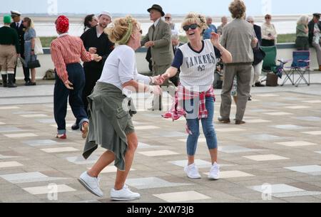 Signore che ballano sul lungomare Foto Stock