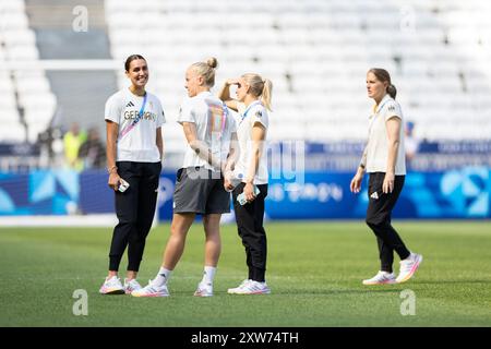 Lione, Francia. 6 agosto 2024. I giocatori della Germania sono visti prima delle Olimpiadi di Parigi 2024 partita di calcio femminile di semifinale tra Stati Uniti e Germania allo Stade de Lyon di Lione, Francia. (Foto: Daniela Porcelli/Sports Press Photo/C - SCADENZA DI UN'ORA - ATTIVA FTP SOLO SE LE IMMAGINI HANNO MENO DI UN'ORA - Alamy) credito: SPP Sport Press Photo. /Alamy Live News Foto Stock