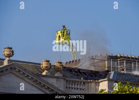 Londra, Regno Unito. 17 agosto 2024. I vigili del fuoco si arrampicano sul tetto della Somerset House mentre scoppia un incendio nell'edificio storico. Crediti: Vuk Valcic/Alamy Live News Foto Stock