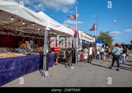 La gente si diverte al mercato del festival internazionale del cibo durante la festa di agosto 2024. La festa di agosto è un evento annuale che si tiene a Norrköping, in Svezia Foto Stock